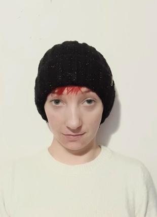 Черная вязаная шапка с блеском женская