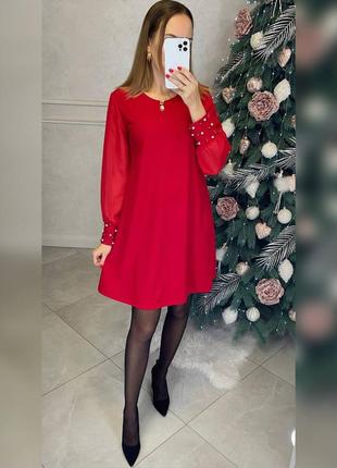 Жіноча сукня з намистинами на манжетах