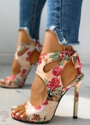 Цветочные босоножки как у pinterest