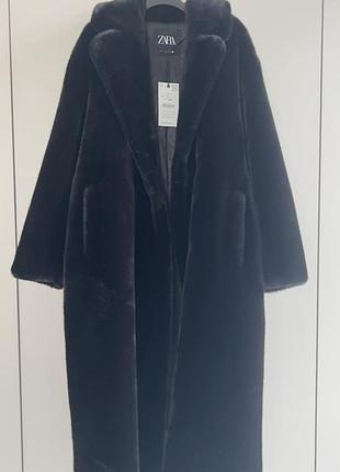 Трендовое пальто из искусственного меха zara
