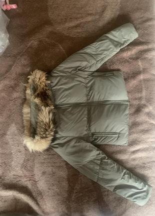 Коротка жіноча куртка на пуху з хутром лисиці