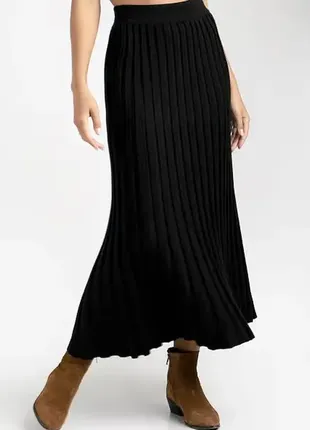 Вязаная длинная женская юбка черная, пояс на резинке, в складки. производство италия