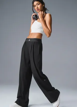 Черные свободные штаны alo yoga suit up trouser (regular) спортивные брючные
