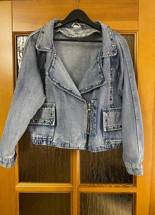 Продам джинсовый пиджак (отдобный заклепками)