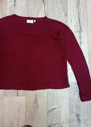 Светр кольору марсала