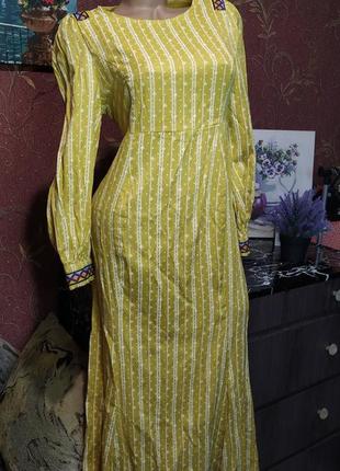Желтое длинное платье с рукавами с вышивкой от shein