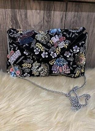 Велюровая сумочка клатч на цепочке вышитые цветы с бисером и пайетками от бренда primark