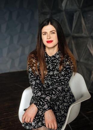 Черное теплое платье в мелкие цветочки