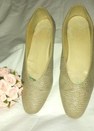 Відмінні легкі замшеві туфлі,36,5-37разм,устілка-23см,італія.