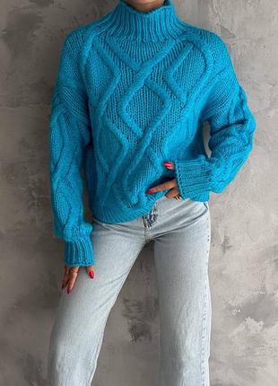 Теплый свитер с высокой горловиной