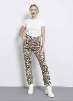 Джинсы с абстрактным принтом denim co