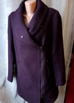 Полу пальто на молнии.