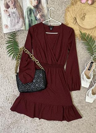 Гарна бордова сукня в горошок