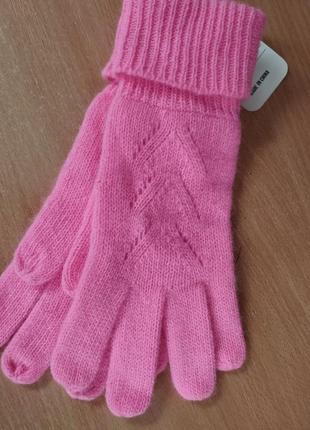 Ярко розовые перчатки.
