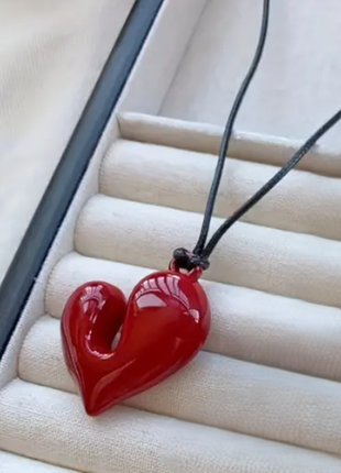 Колье - шнурок с кулоном бордовое сердце