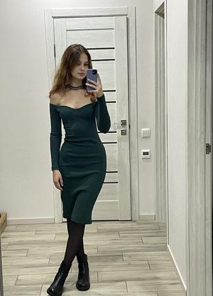 Платье с открытыми плечами