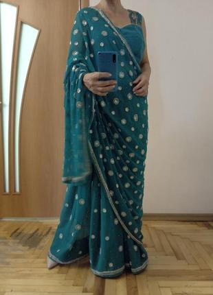 Красивое сари зеленого цвета расшито камешками,  индийский наряд