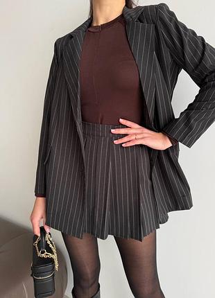 Невероятно изысканный костюм пиджак с подплечиками и юбка мини плиссе, деловой костюм