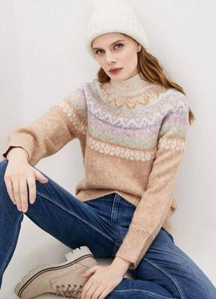 Теплый свитер с горловиной