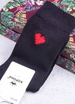 Чорні довгі шкарпетки з червоним серцем