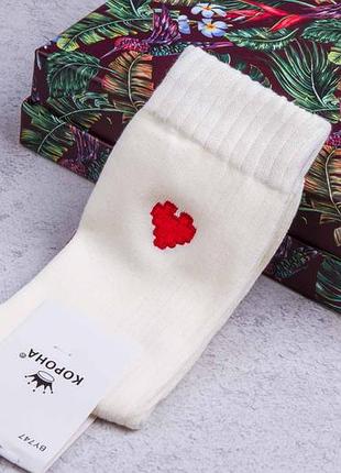 Білі жіночі шкарпетки, високі довгі шкарпетки з червоним серцем