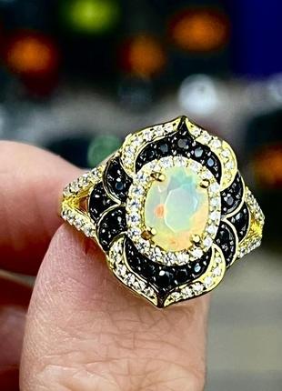 Серебряная кольца 925 пробы с натуральным опалом и черной шпенькой.