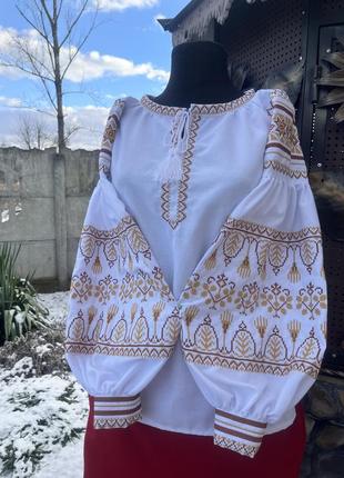 Стильна жіноча вишиванка