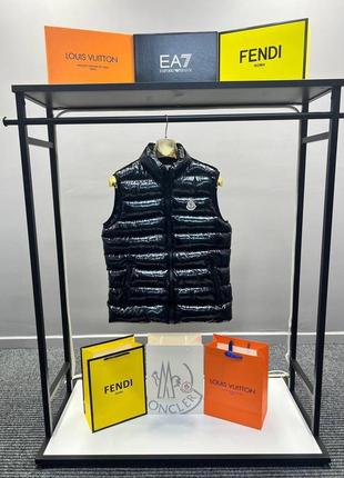 Чоловіча жилетка moncler жилетка монклер без капюшона жилетка moncler лакова