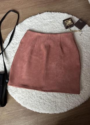 Якісна фірмова спідниця ідеально тримає іорму