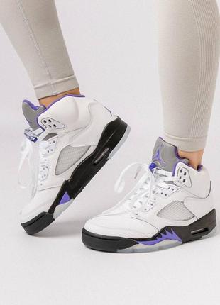 Женские кроссовки nike air jordan 5 retro white black purple