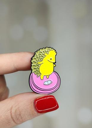 Металевий значок, пін "їжачок на вагах" (знач0116)