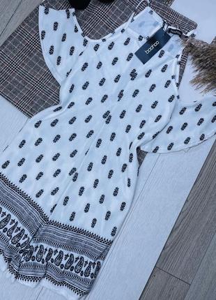 Новий білий короткий комбінезон s комбінезон з шортами комбінезон з відкритими плечима