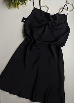 Атласное платье на бретелях