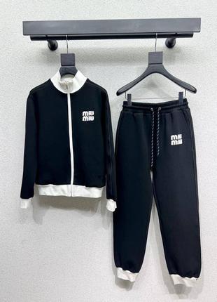 Брендовый женский костюм с лого