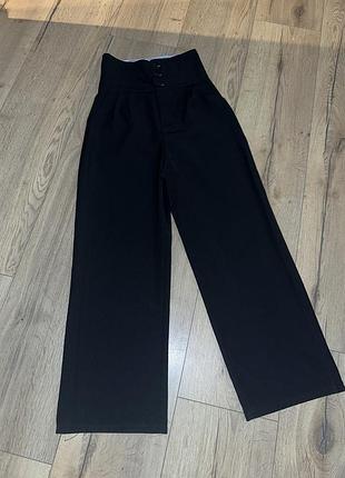 Чорні брюки палаццо