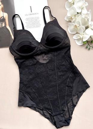 Розкішний мереживний боді triumph з чашками