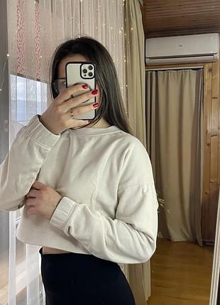 Укорочений світшот від h&m в бежевому кольорі на флісі розмір м стан дуже хороший- має декоративні закльопки
