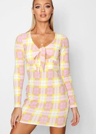 Boohoo. товар з англії. плаття в клітку з вирізом під грудьми.