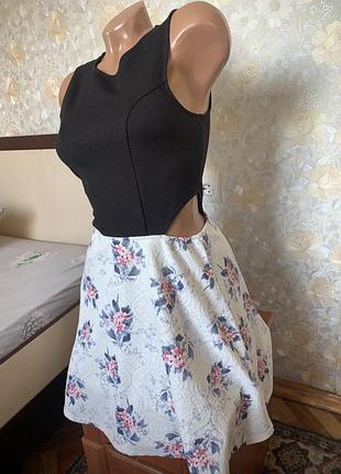 Платье с обнаженными боками