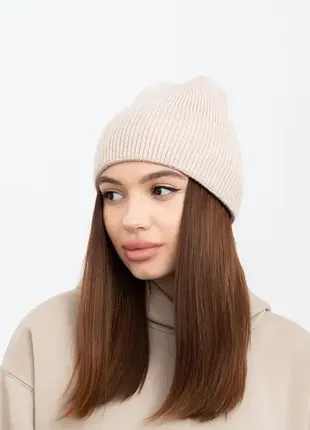 Демисезонная молодёжная  шапка беж