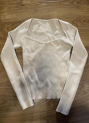 Дуже гарний светр з вирізом