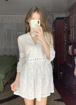 Біла міні сукня з мережева