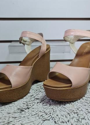 Женские босоножки на танкетке кожа wings 39,40р. 5v3