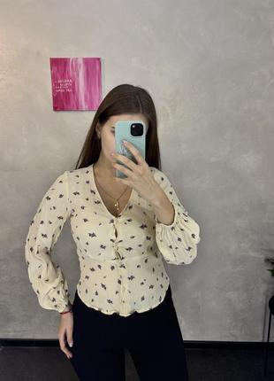 Блуза в цветы от mango, размер s