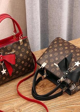 Женская сумка с брелком модная стильная сумочка через плечо