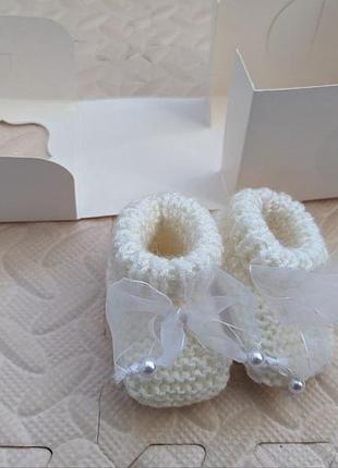 Вязаные беленькие пинетки в подарочной коробке