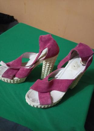 Стильні босоніжки