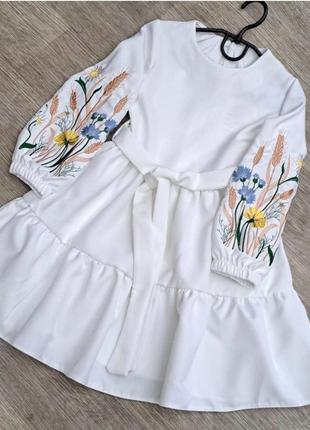 Нежное платье на рукавах вышивка