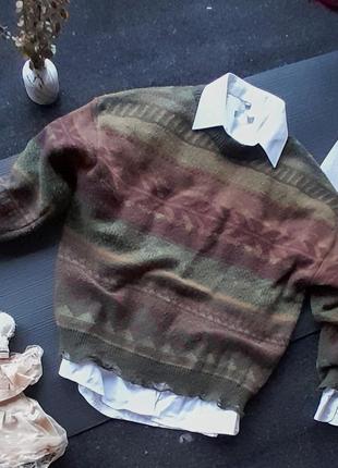 Стильный готический свитер с рваностями