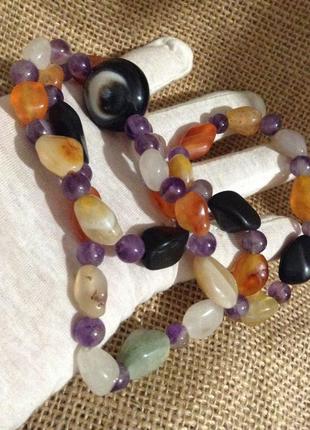Бусы натуральные. разноцветные. с камнем оберегом-глазковый агат.